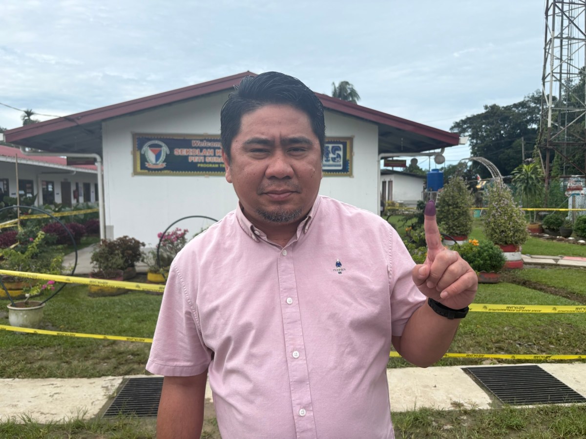 Fairuz buang undi di SK Pandasan